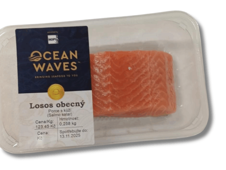 Balení čerstvého lososa od Ocean Waves připravené k prodeji